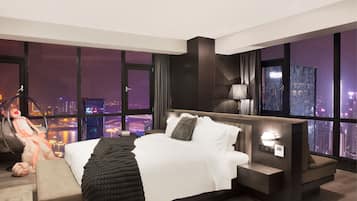 Espacio para trabajar con laptop y cortinas blackout