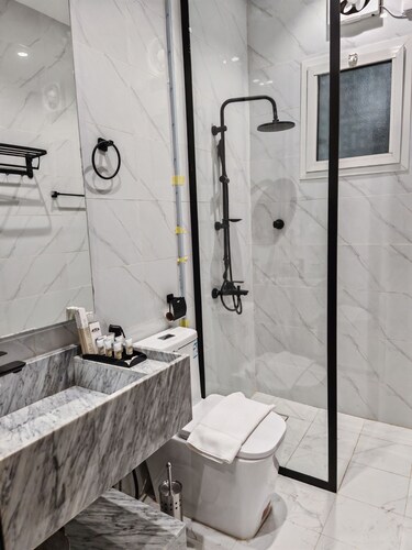 Cozy 1-bedroom apartment in adorable Jeddah with AC