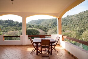 Outdoor dining - Casa Leo by Wonderful Italy (Olbia)