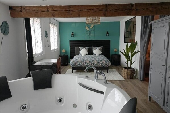 1 chambre, lit parapluie, Wi-Fi gratuit, draps fournis