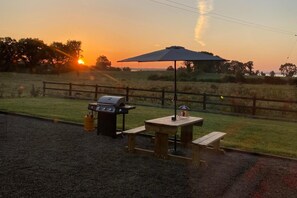 Outdoor dining - 3 Bed Cottage Sleeps 6 - Free Parking (Powers Cross)