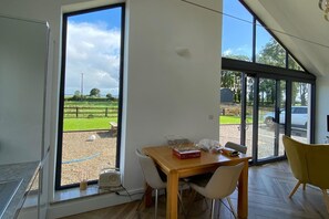 Interior - 3 Bed Cottage Sleeps 6 - Free Parking (Powers Cross)