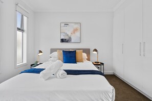 Desk, iron/ironing board, travel cot, WiFi - The Hawthorn Townhouse – Caulfield (Caulfield)