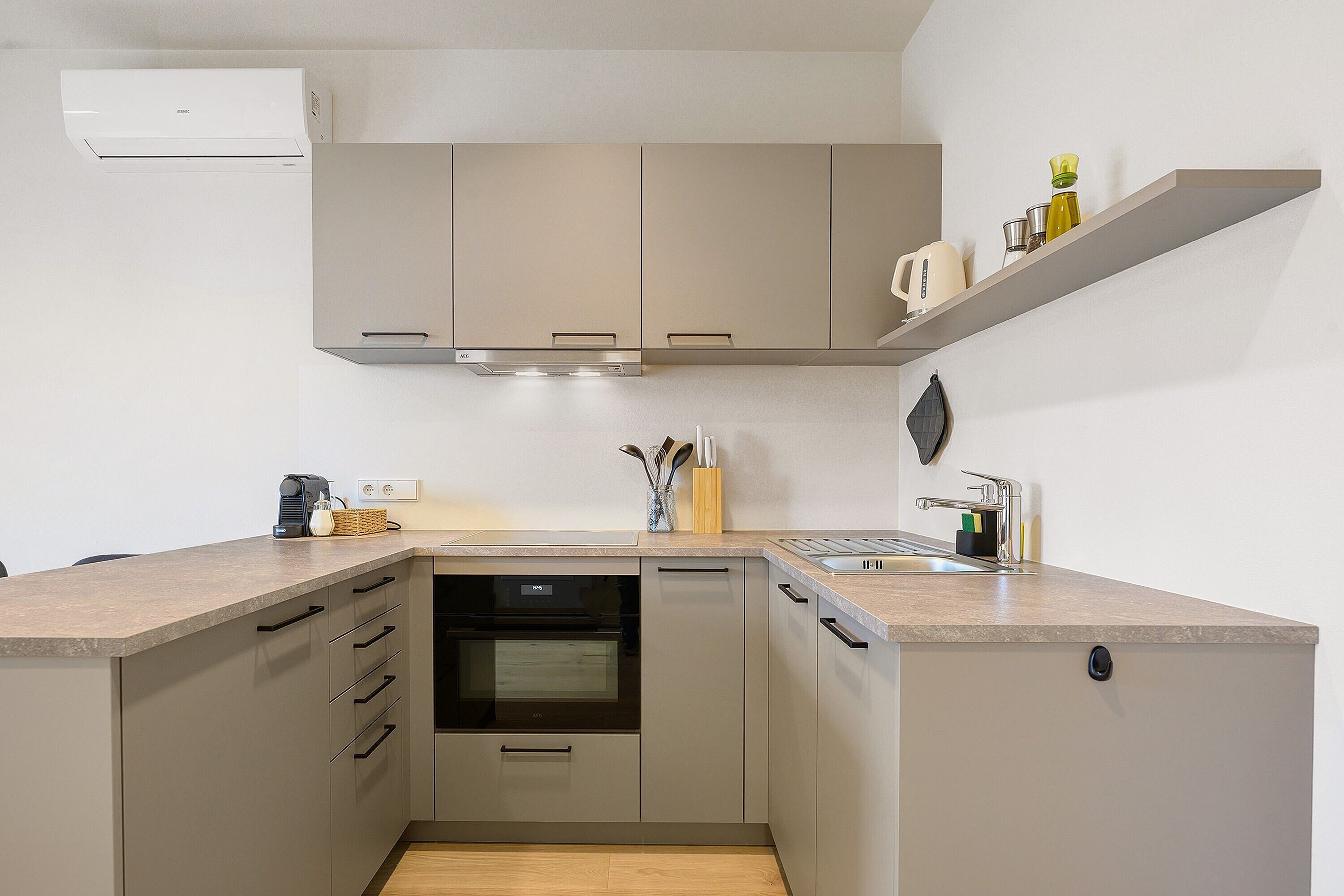 Frigorifero, microonde, forno, piano cottura