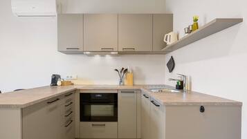 Frigorifero, microonde, forno, piano cottura