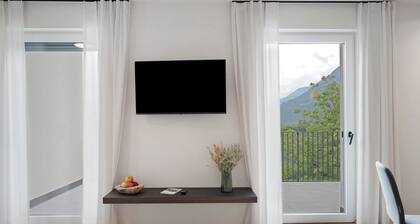 Apartment 'Pink Lady' with Mountain View & Large Balcony