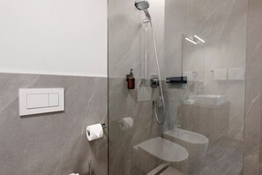 Ducha, secador de pelo y toallas