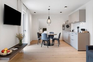 Dining - Apartment 'Pink Lady' with Mountain View & Large Balcony (Lana)