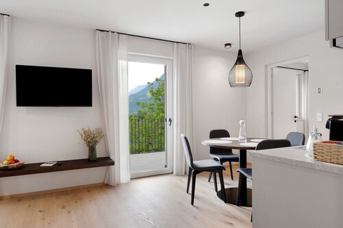 Apartment 'Pink Lady' with Mountain View & Large Balcony