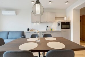 Dining - Apartment Golden Delicious with Mountain View, Large Outdoor Area & Pool (Lana)