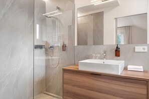 Shower, hair dryer, towels - Apartment Golden Delicious with Mountain View, Large Outdoor Area & Pool (Lana)