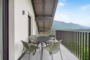 Outdoor dining - Apartment Golden Delicious with Mountain View, Large Outdoor Area & Pool (Lana)