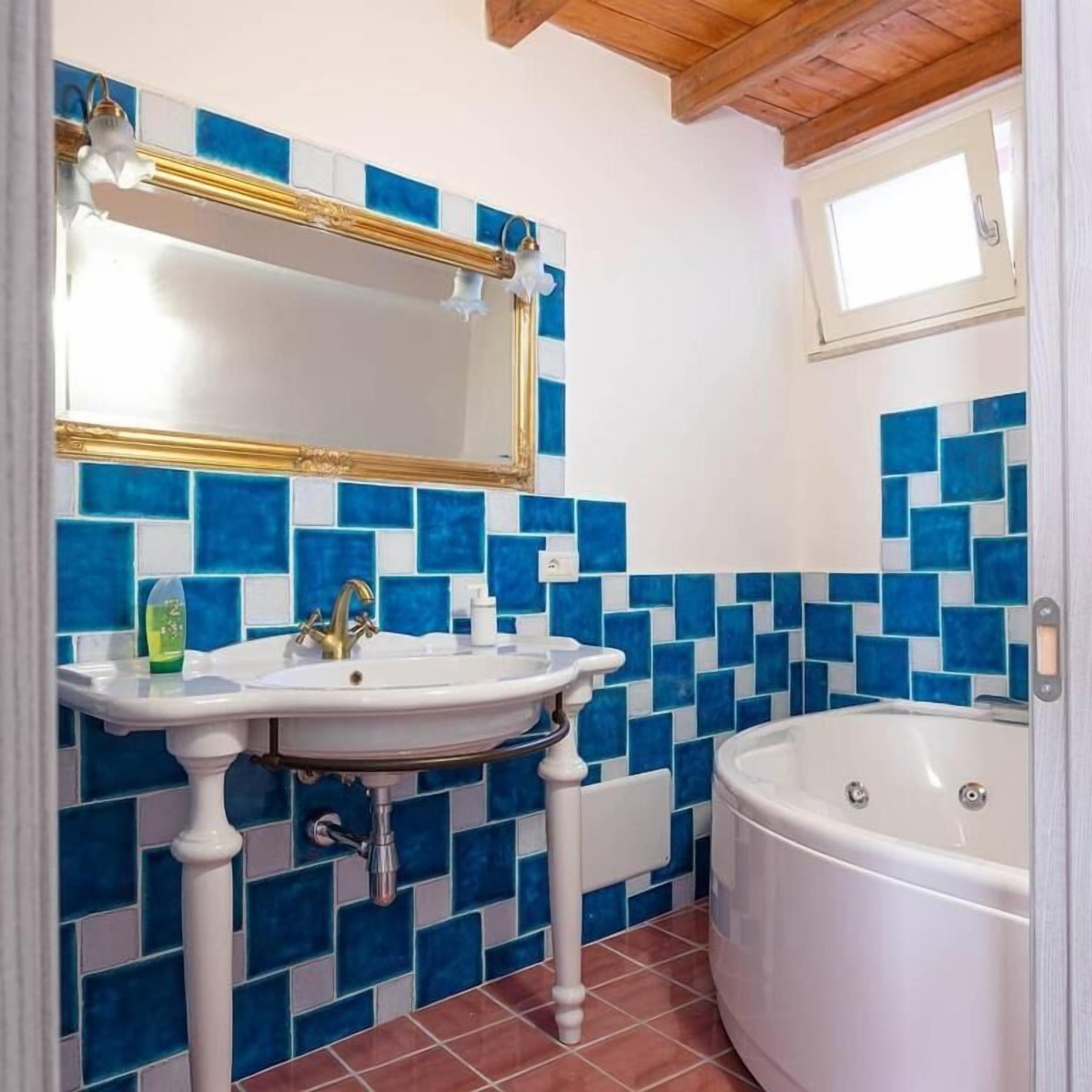 Deluxe Double Room, 1 King Bed, Non Smoking, Bathtub | Bathroom