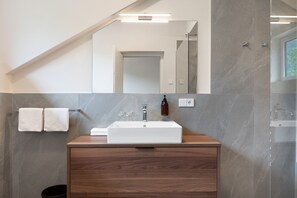 Douche, sèche-cheveux, serviettes fournies