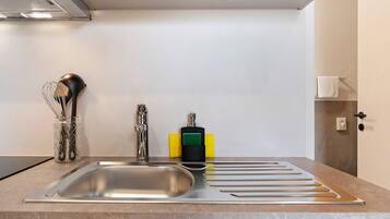 Frigorífico, microondas, placa de cocina y lavavajillas