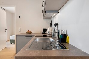 Frigorífico, microondas, placa de cocina y lavavajillas