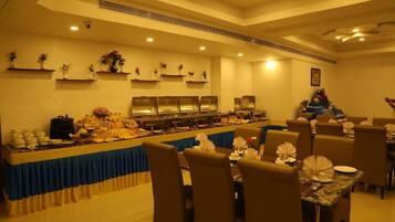 Premium kamer, 1 twee- of 2 eenpersoonsbedden, 1 tweepersoonsbed, niet-roken, uitzicht op de stad | Dineren