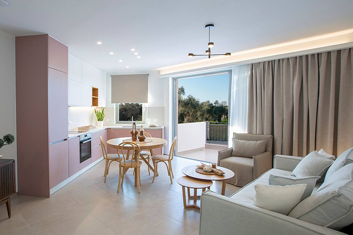 Un appartement moderne comprenant une cuisine, un coin repas et un salon.
