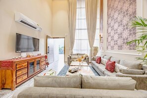 Living area - Heaven in Hills By ELIVAAS with pvt pool (Māvli)