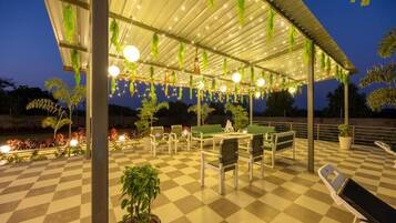 Deluxe villa, balkon, uitzicht op tuin | Buiten dineren