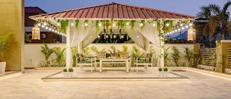 Deluxe-huvila, parveke, näköala puutarhaan | Ulkoruokailutilat