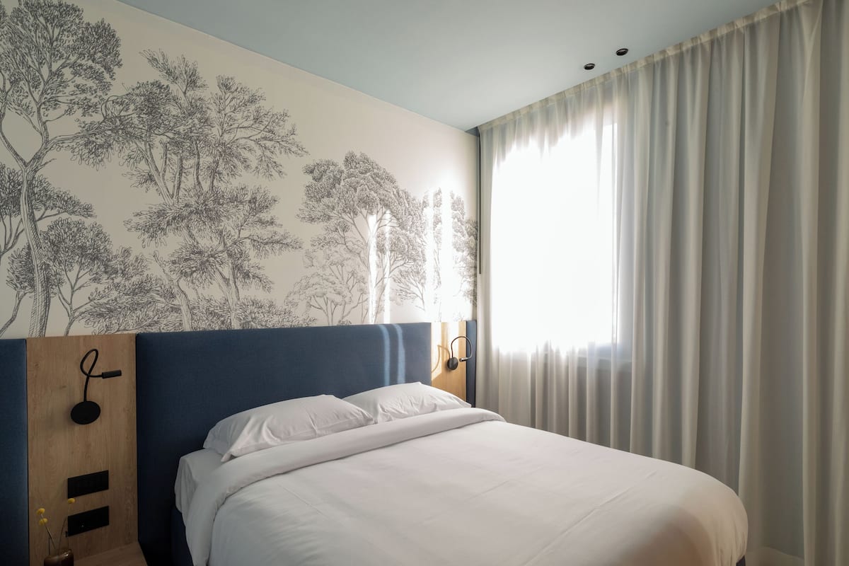 Deluxe Double Room, Balcony | Minibar, desk, soundproofing, free WiFi