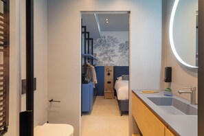 Buồng tắm vòi sen, máy sấy tóc, khăn tắm, dầu gội 