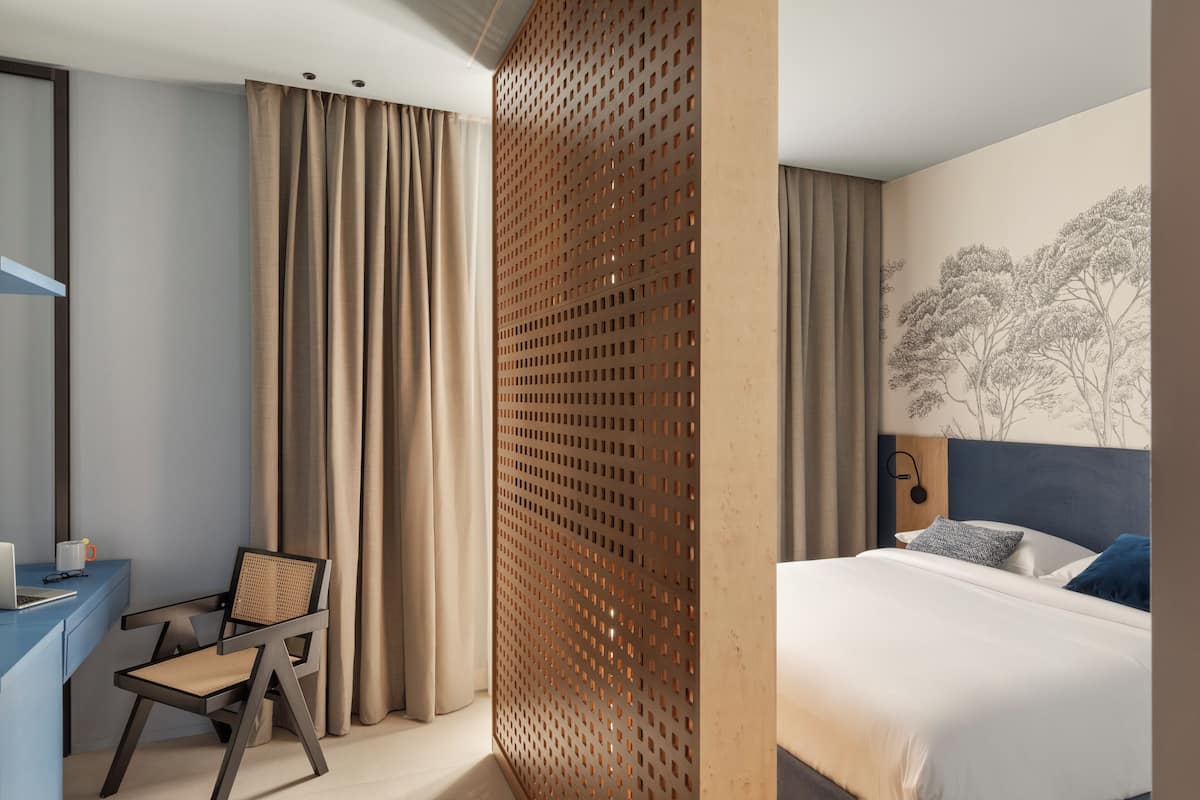 豪華雙人房, 陽台 | 迷你吧、書桌、隔音、免費無線上網