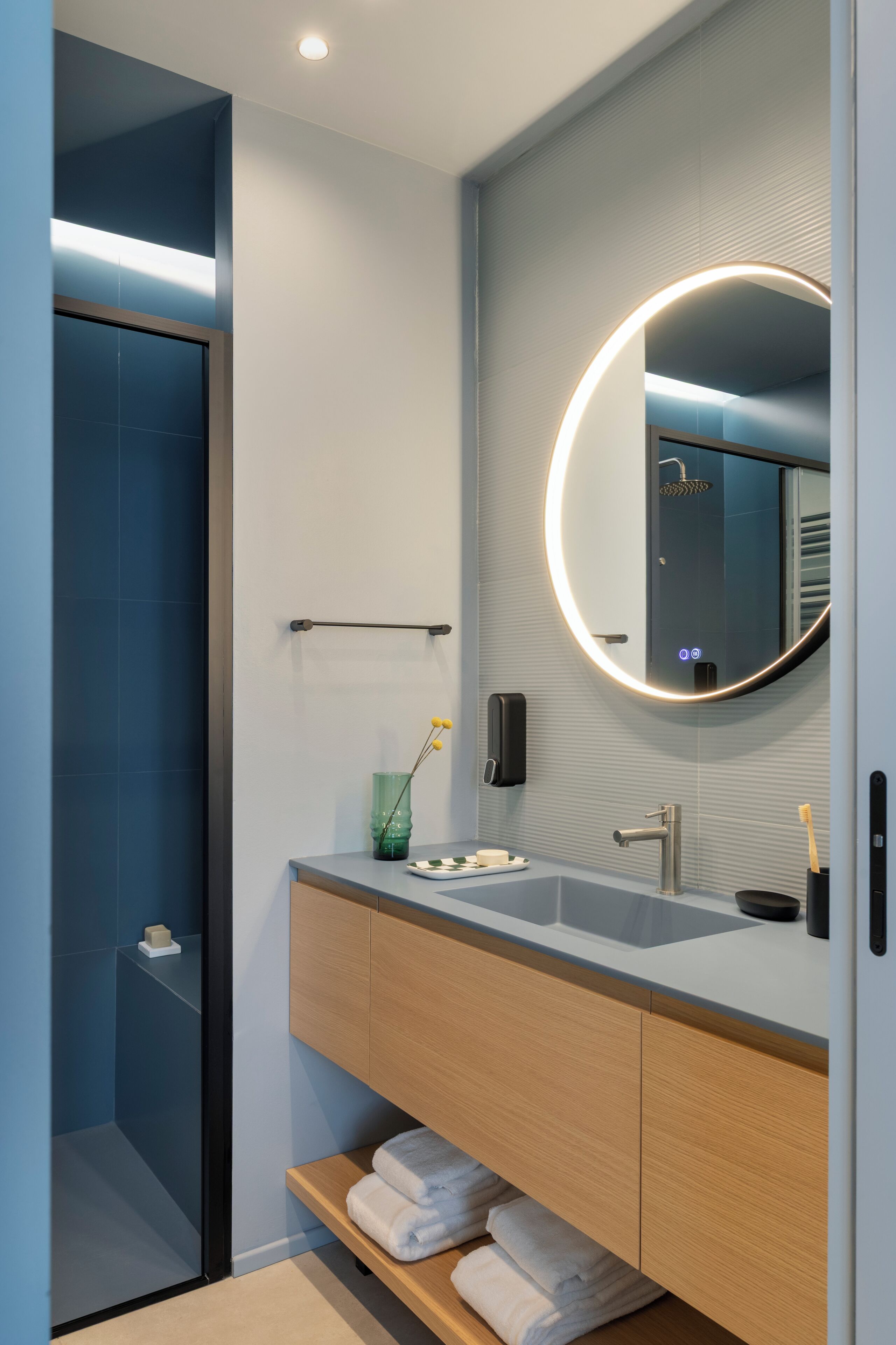 Doppia Standard | Bagno | Doccia, asciugacapelli, asciugamani, shampoo