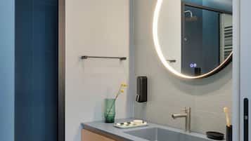 Doppia Standard | Bagno | Doccia, asciugacapelli, asciugamani, shampoo