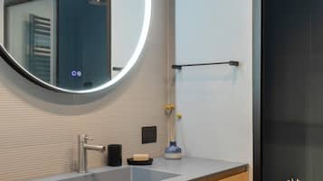 Doppia Standard | Bagno | Doccia, asciugacapelli, asciugamani, shampoo