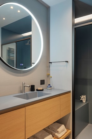 Standard Double Room | Bathroom | Shower, hair dryer, towels, shampoo