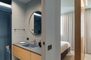 Habitación doble superior | Baño | Ducha, secador de pelo, toallas y champú