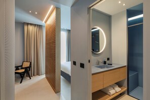 Deluxe dubbelrum - balkong | Badrum | Dusch, hårtork, handdukar och schampo