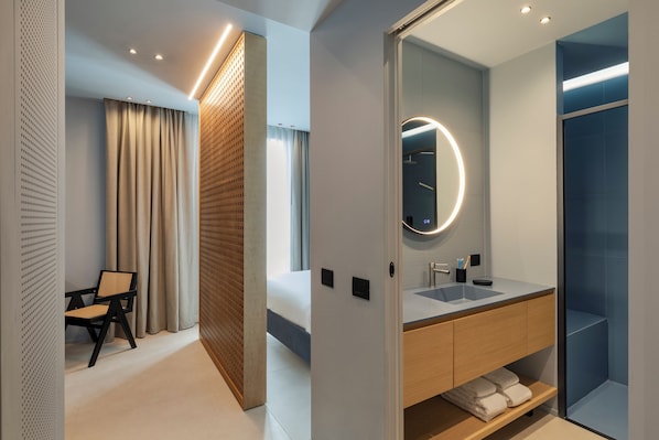 Deluxe Double Room, Balcony | Bathroom | Shower, hair dryer, towels, shampoo