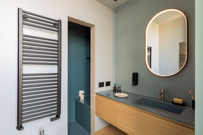 Suihku, hiustenkuivaaja, pyyhkeet, sampoo