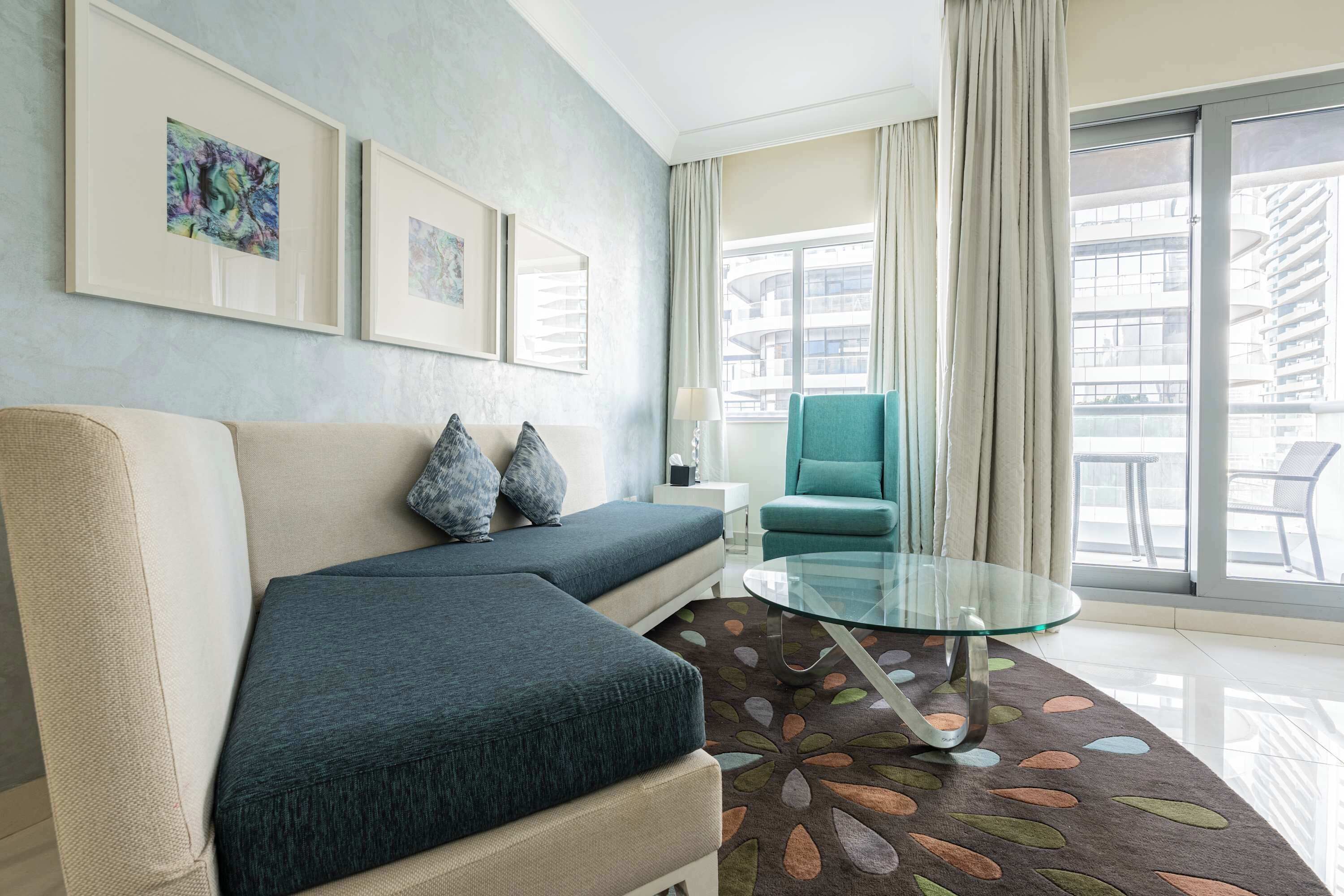 Una televisión, una oficina