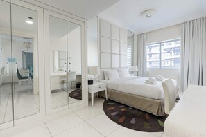 Iron/ironing board, WiFi, bed sheets - Beautifully Appointed 1BR, Near to Burj Khalifa (Dubai)