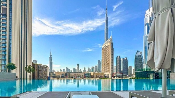 Ein Poolbereich mit Blick auf den Burj Khalifa und umliegende Hochhäuser.