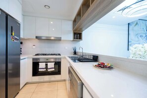 Jääkaappi, mikroaaltouuni, uuni, liesi