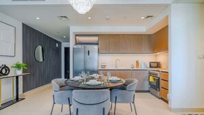 Eine moderne Küche mit Holzausstattung, Backofen und Mikrowelle.