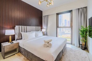 Iron/ironing board, WiFi, bed sheets - Skyline and Pool View, Furnished, Downtown (Dubai)