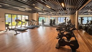 Ett rymligt gym med löpband, motionscyklar och styrketräningsmaskiner.