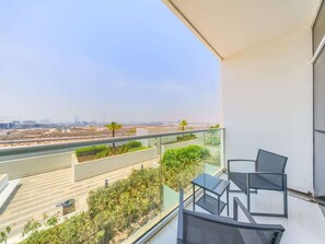 Terrace/patio - Bright & Beautiful Studio with Hotel-Like Comfort (Dubai)