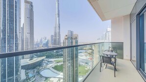 Een hoog gebouw met een glazen balkon met uitzicht op een stadsgezicht.