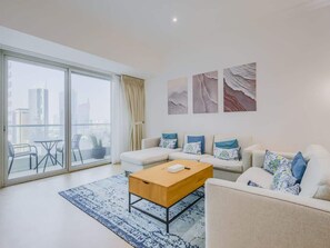 TV, offices - Sleek 2BR High-Rise Stay in Vibrant Dubai Marina (Dubai)