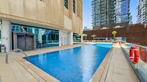 Pool - Sleek 2BR High-Rise Stay in Vibrant Dubai Marina (Dubai)