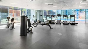 Fitness facility - Sleek 2BR High-Rise Stay in Vibrant Dubai Marina (Dubai)