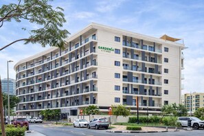 Ein mehrstöckiges Hotel mit schlichter Fassade, Balkonen und einem Schild mit der Aufschrift 'GARDENIA LINDINGS'.
