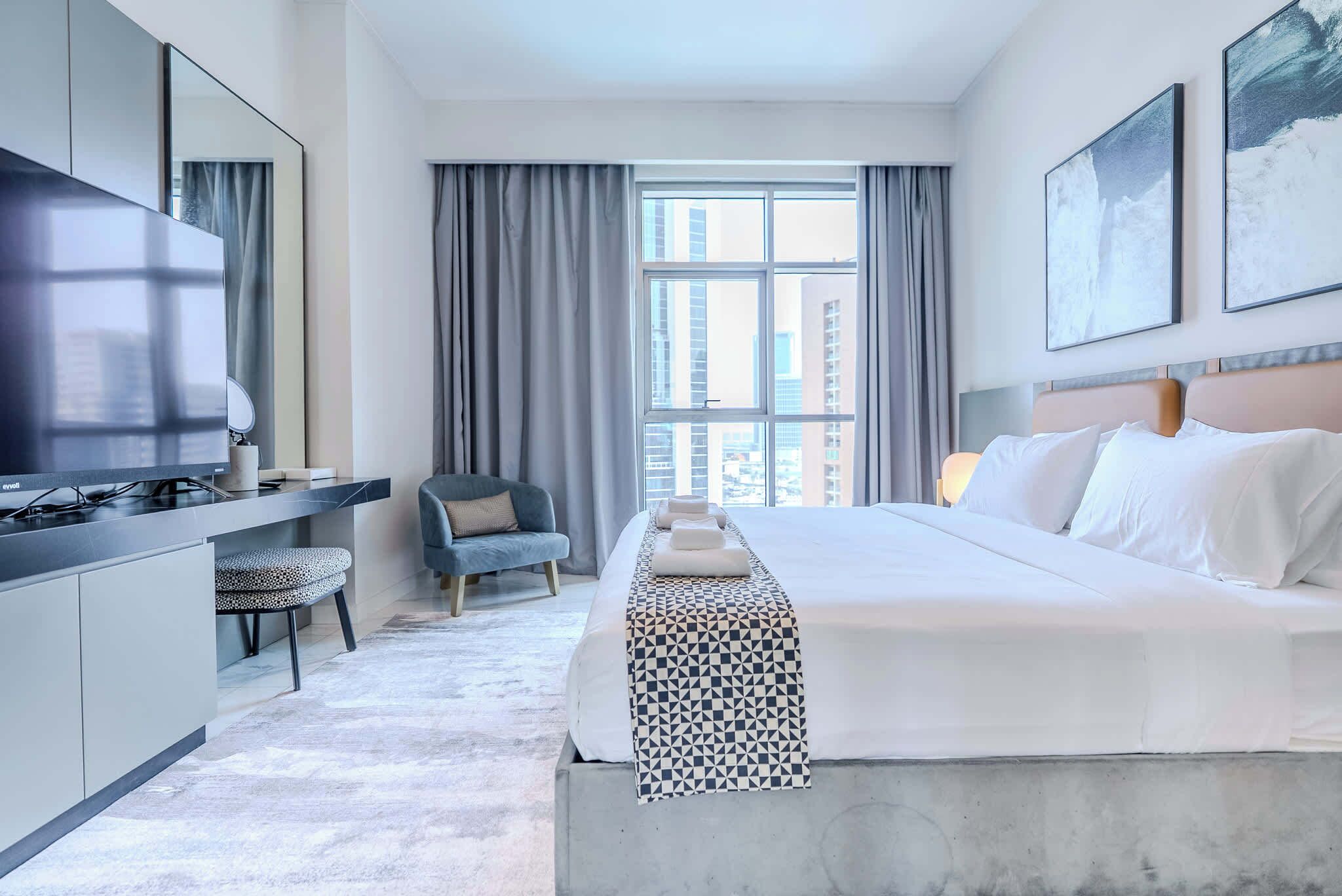 Tabla de planchar con plancha, wifi y ropa de cama 